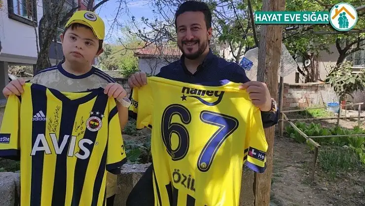 Mesut Özil'den Down sendromlu çocuğa 23 Nisan sürprizi