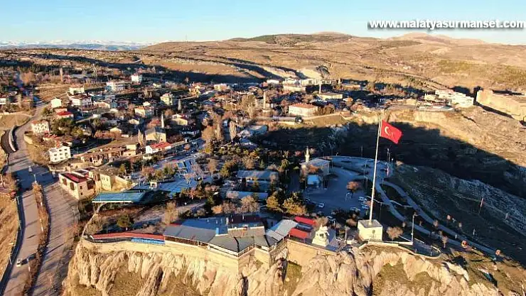 Mevsimler tersine döndü: Batıda kar yağarken Elazığ'da bahar havası yaşanıyor