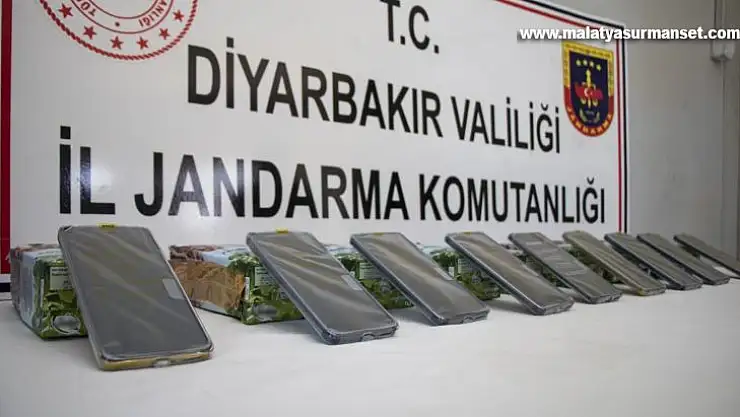 Meyve suyu kutusu içinde 975 bin lira değeri olan 65 cep telefonu ele geçirildi