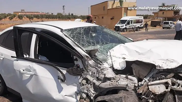 Meyve yüklü kamyonetle otomobil çarpıştı: 3 yaralı