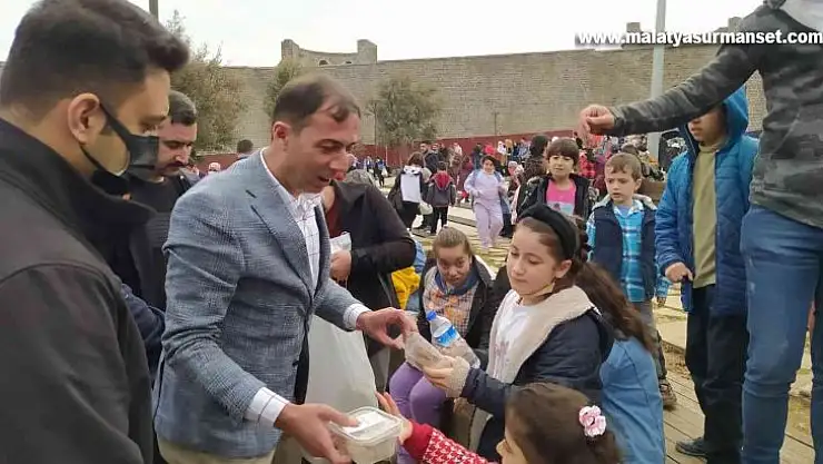 MHP Diyarbakır İl Başkanlığı vatandaşa 10 bin adet kandil simidi dağıttı