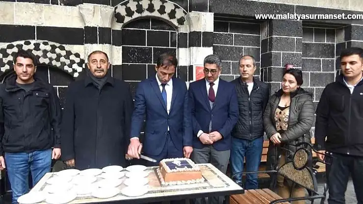 MHP Diyarbakır İl Teşkilatı, Ziya Gökalp'ın doğum gününü pasta keserek kutladı