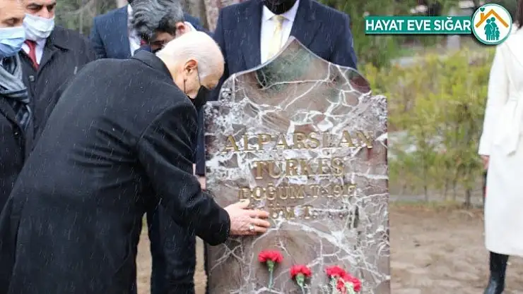 MHP lideri Bahçeli'den Alparslan Türkeş'in kabrine ziyaret
