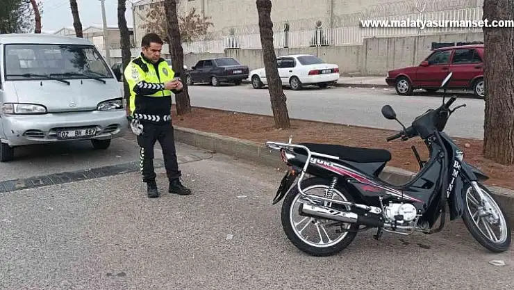 Midibüs ile motosiklet çarpıştı: 1 yaralı