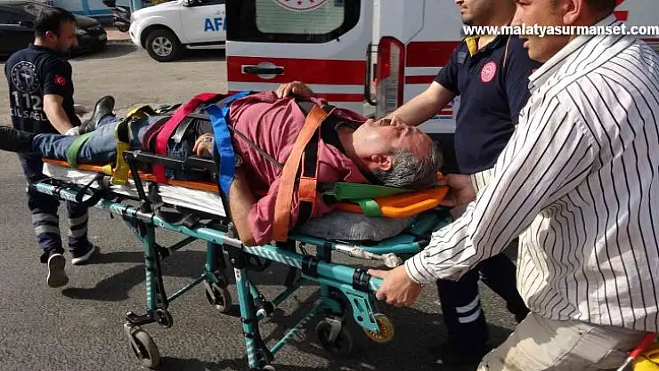 Midibüs, trafik ışıklarında bekleyen kamyonete çarptı: 5 yaralı