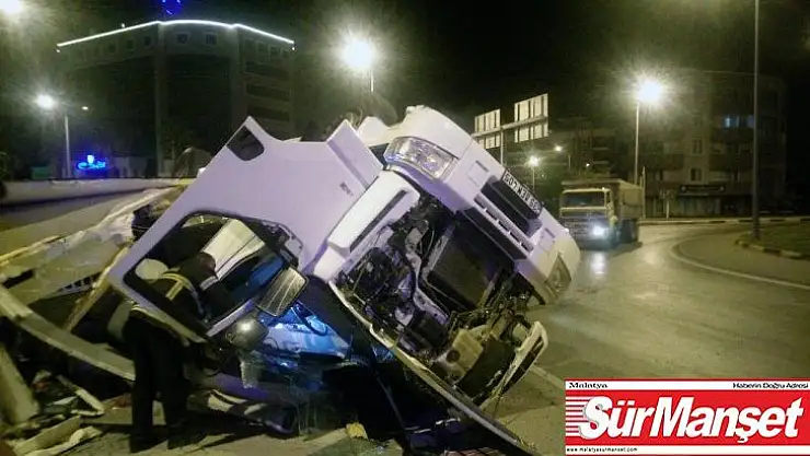 Milas'ta sebze yüklü tır kaza yaptı