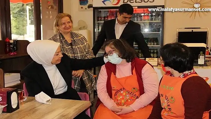 Milletvekili Çalık, özel çocukların çalıştığı kafeyi ziyaret etti