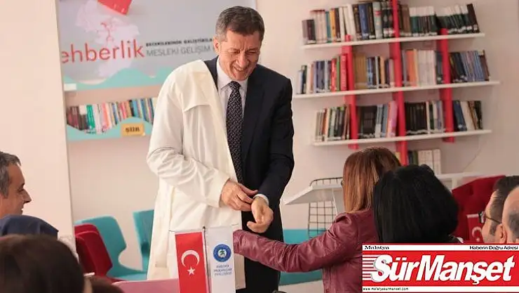 Milli Eğitim Bakanı Selçuk, önlüğünü giydi, öğretmenlere ders verdi