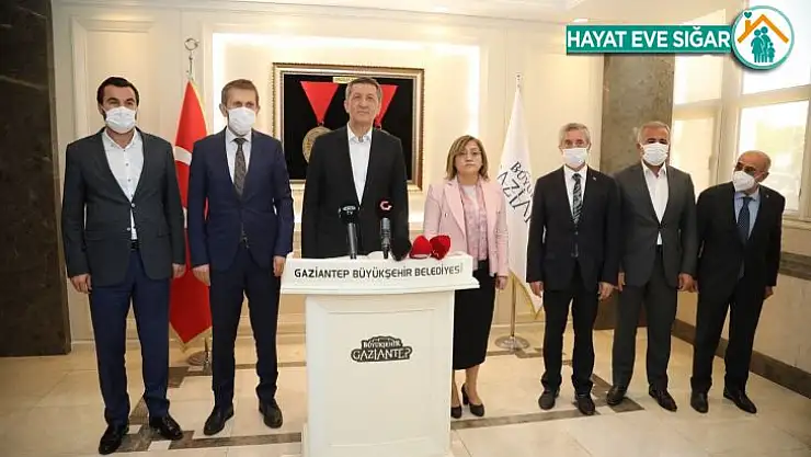 Milli Eğitim Bakanı Ziya Selçuk, Şahin'i makamında ziyaret etti