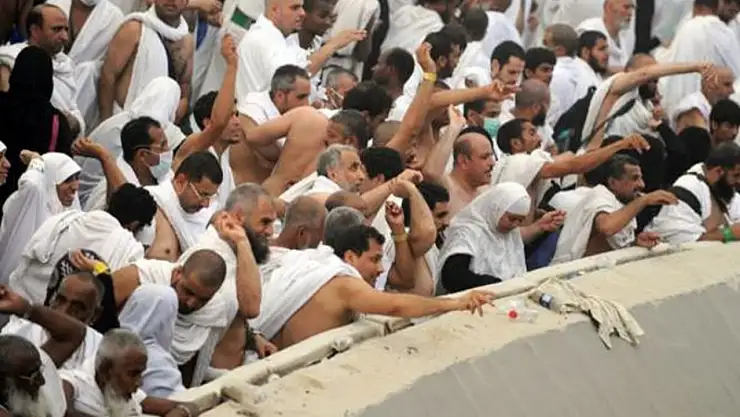 Milyonlarca Hacı Teşrik Günlerinde Şeytan Taşladı
