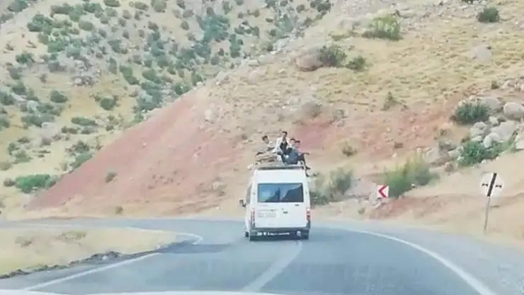 Minibüsün üstünde tehlikeli yolculuk
