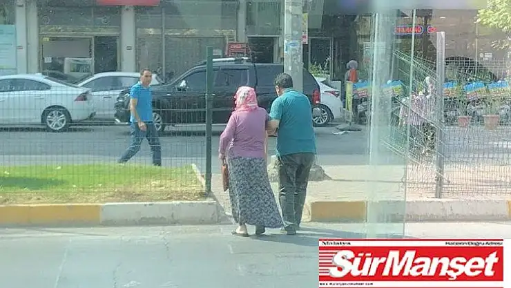 Minibüsünü bırakıp yolcusunun yardımına koştu