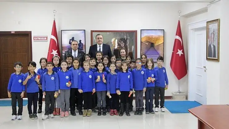 Minik öğrencilerden Polatlı Kaymakamı Tunçer'e ziyaret