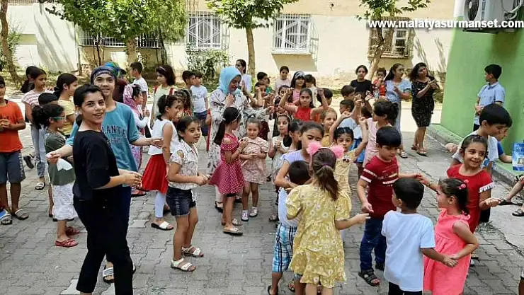 Minikler mezuniyetlerini oyun havalarıyla kutladı