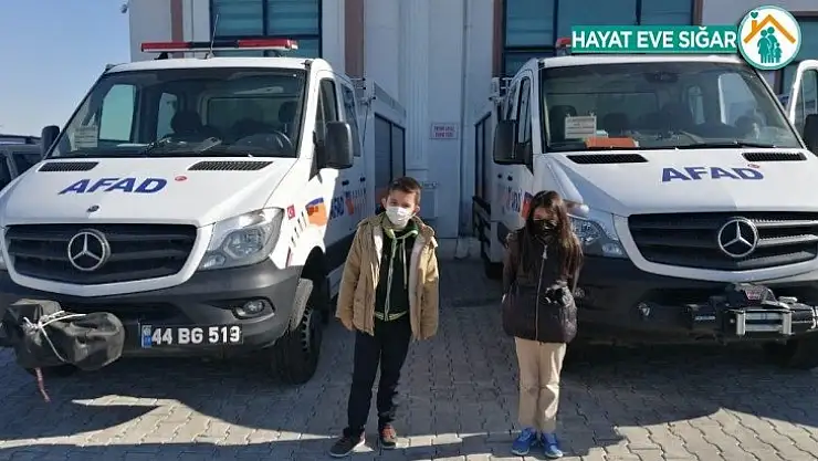 Miniklerden AFAD görevlilerine çiçekli teşekkür
