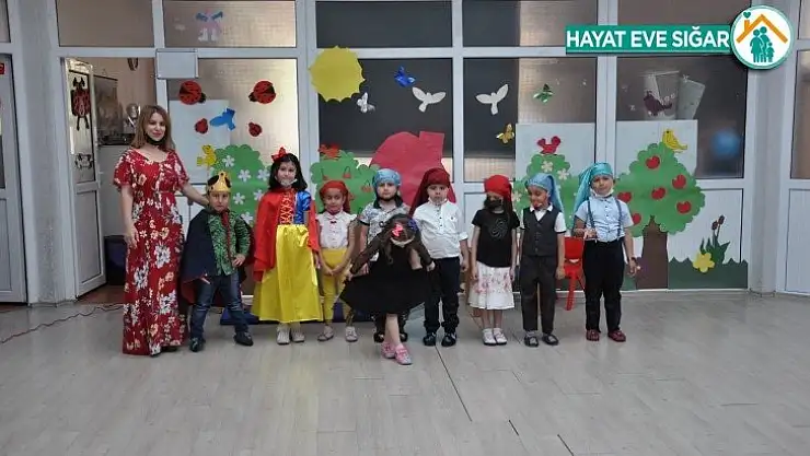 Miniklerden tiyatro gösterisi