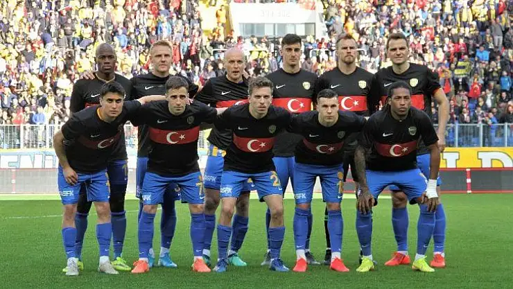 MKE Ankaragücü ısınmaya şehitler anısına siyah forma ile çıktı