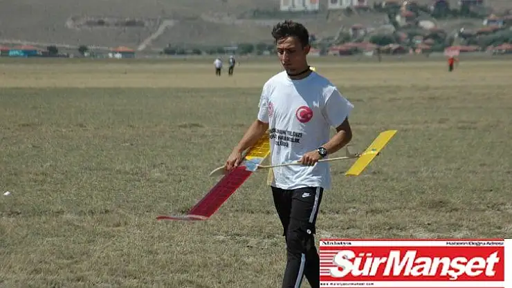Model Uçak Şampiyonası'nda 7'den 70'e herkes uçak uçuruyor