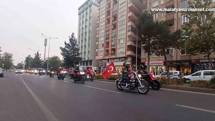 Motor tutkunları, Cumhuriyetin 98'nci yıl dönümü için Türk bayraklarıyla Diyarbakır'ı turladı