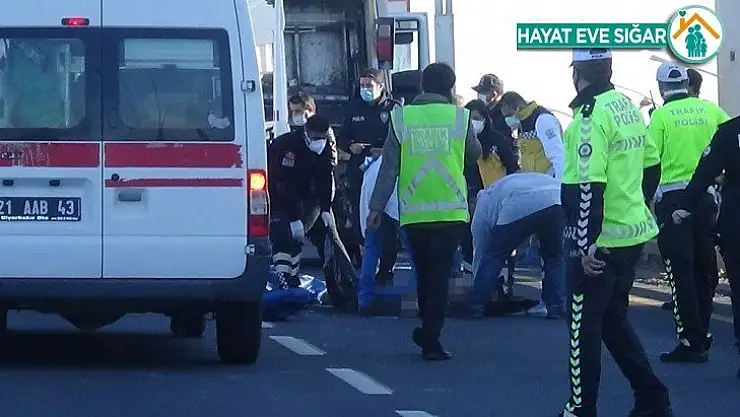 Motosiklet çöp kamyonuna çarptı: 2 ölü
