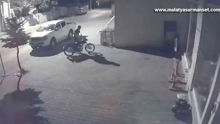 Motosiklet hırsızı saniye saniye kameraya yansıdı