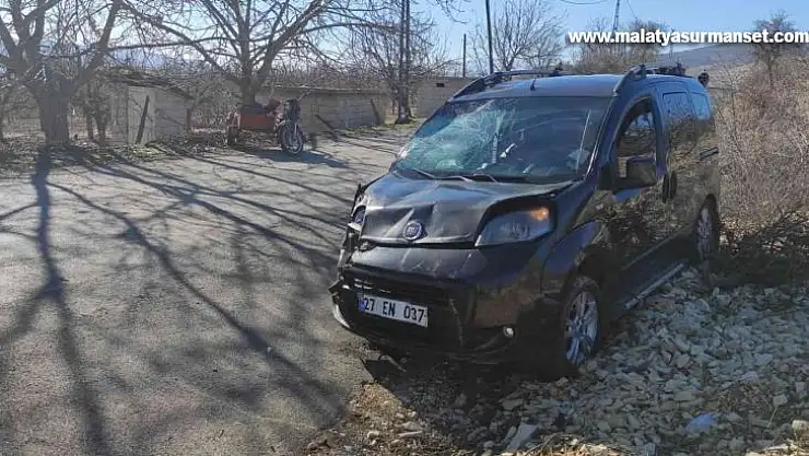 Motosiklet ile hafif ticari araç çarpıştı: 3 yaralı