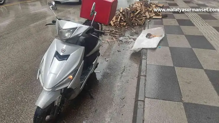 Motosiklet kayganlaşan yolda devrildi, sürücü yaralandı