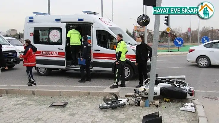 Motosiklet önce kaldırıma sonra direğe çarptı: 2 yaralı