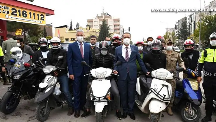 Motosiklet sürücülerine kask dağıtıldı
