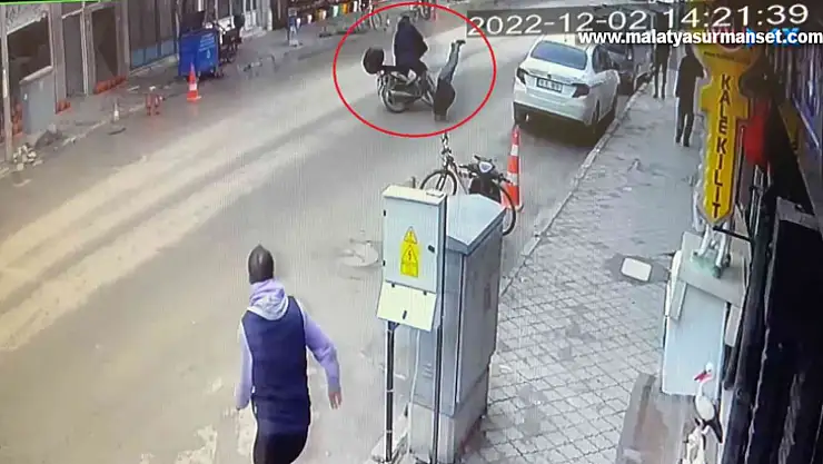 Motosiklet yaşlı adama çarptı, o anlar kameraya yansıdı