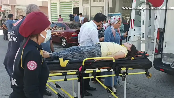 Motosiklet yayaya çarptı: 2 yaralı