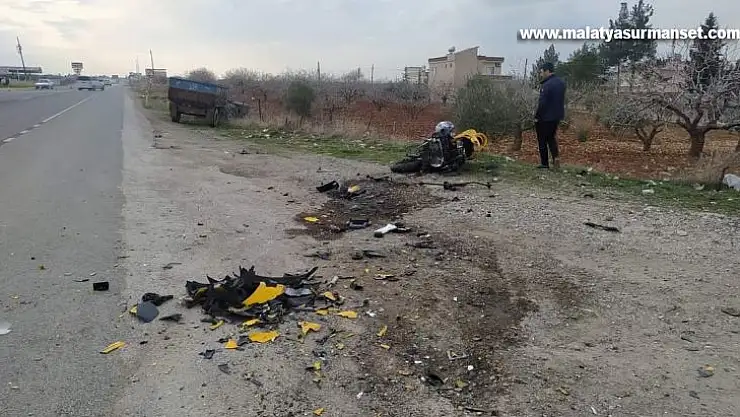 Motosikletin traktöre çarptığı feci kaza güvenlik kamerasında