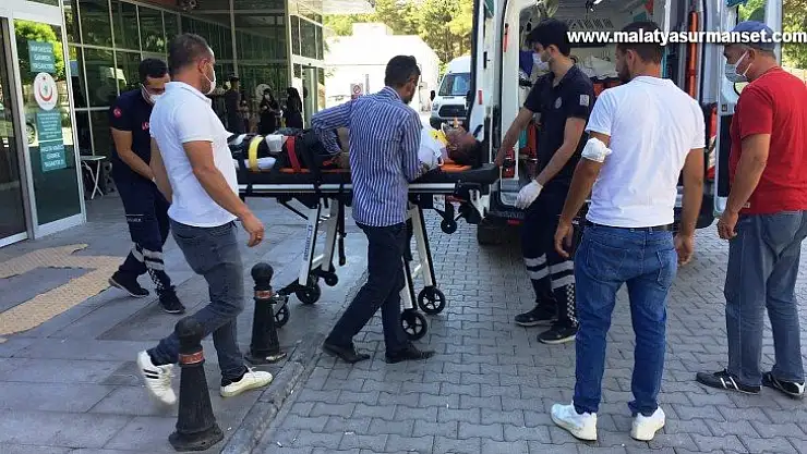 Motosikletle hafif ticari araç çarpıştı: 1 yaralı