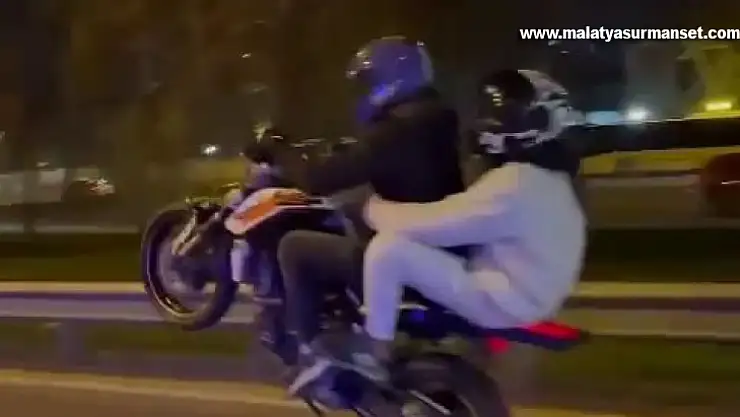 Motosikletli gençlerin trafikte tehlikeli hareketleri kamerada