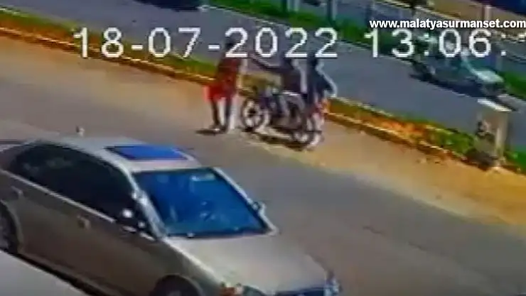 Motosikletli kapkaççılar yayanın telefonunu konuştuğu esnada çaldı