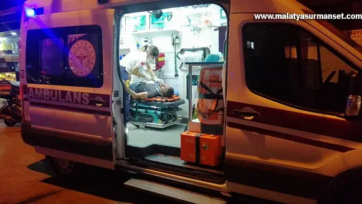 Motosikletli kurye yayaya çarptı: 2 yaralı