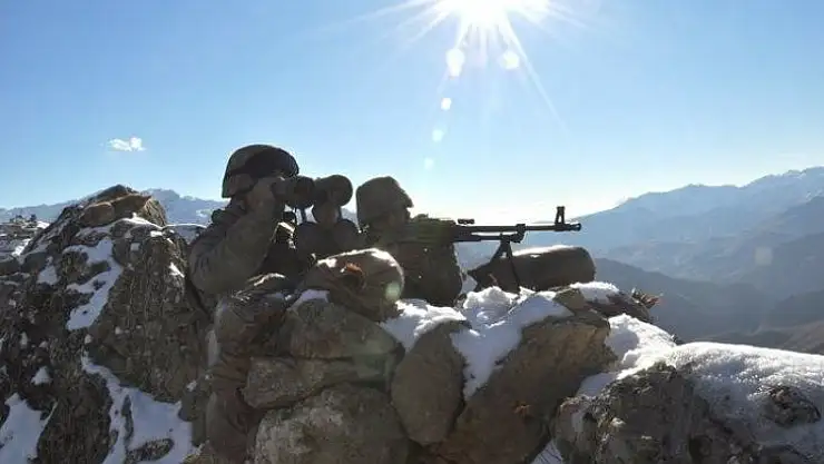 MSB: 'Irak'ın kuzeyi ve Suriye barınma alanlarından kaçan 4 PKK'lı terörist Silopi'de, 1 PKK/YPG'li terörist Kızıltepe'deki hudut karakolumuza teslim oldu.'