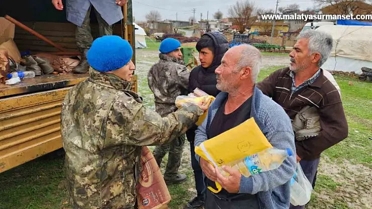 Mehmetçik, sel felaketinin neden olduğu zorlu şartlarda yardım faaliyetlerini aralıksız sürdürüyor