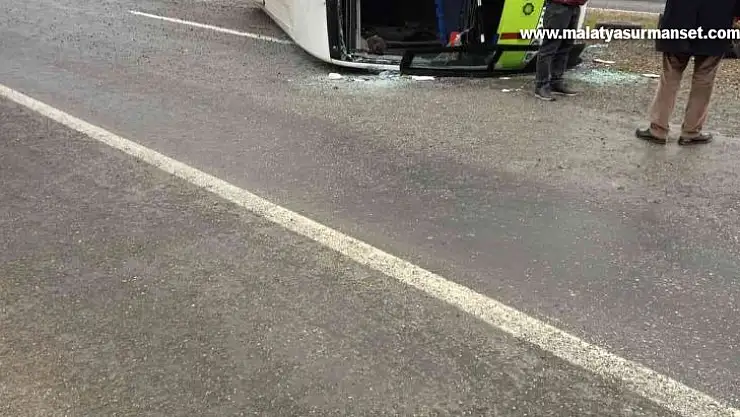 Muayeneye giden midibüs kaza yaptı: 2 yaralı