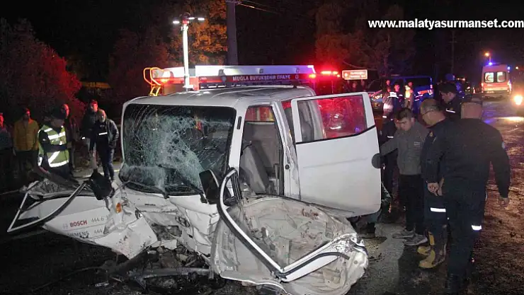 Kamyonet minibüsle çarpıştı: 22 yaralı