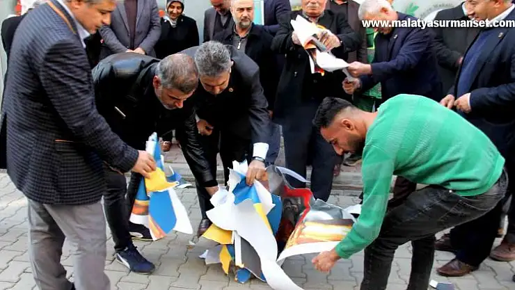 Muhtarlar, Paludan'ın fotoğrafı ve İsveç bayrağının olduğu pankartı yaktı
