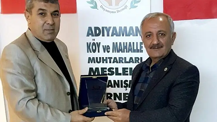 Muhtarlardan Başkan Şahan'a plaket