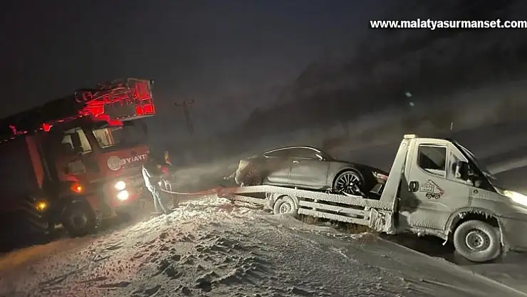 Muradiye'de kar ve tipi nedeniyle çekici şarampole düştü