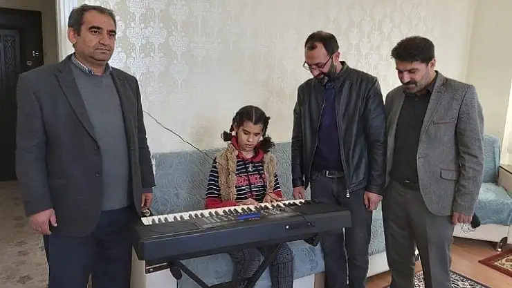 Müzik tutkunu görme engelliye Almanya'dan müzik aleti