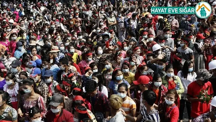 Myanmar'ın en büyük kentinde halk darbeye karşı sokaklarda