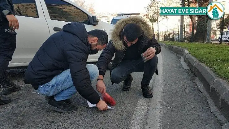 Narkotik polisi fırça ile asfalttan uyuşturucu süpürdü