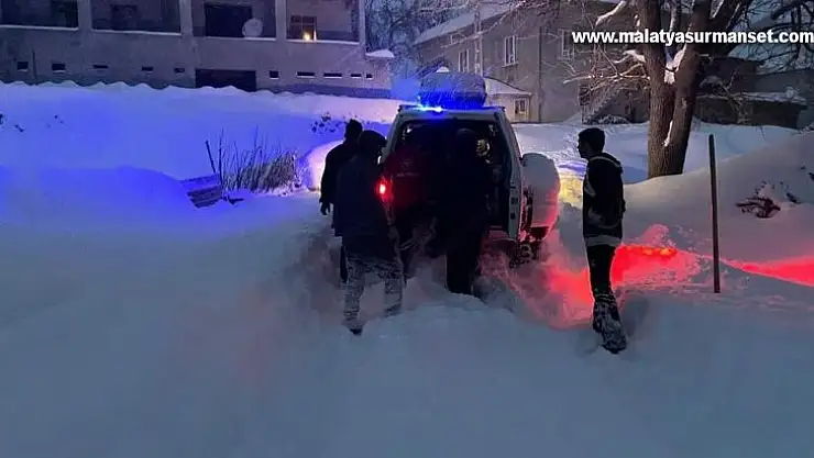 Nefes darlığı yaşayan hastaya paletli ambulans ulaştı