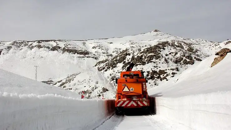 Nemrut Dağı'nın kar nedeniyle kapanan yolu açılıyor