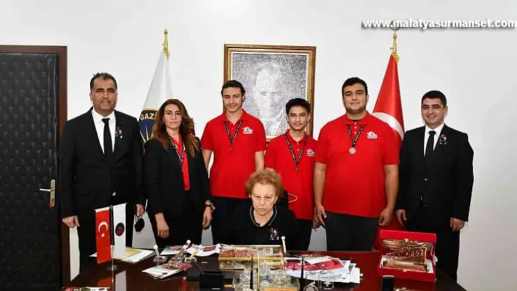 Nüket Ersoy'a öğrencilerden anlamlı ziyaret