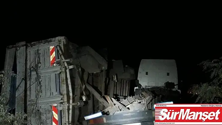 Odun yüklü kamyon devrildi